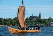 Det genskabte vikingeskib Skjoldungen sejler på Roskilde Fjord. Copyright; Vikingeskibsmuseet i Roskilde.