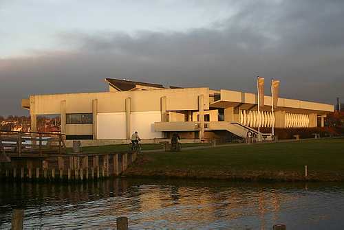 Vikingeskibshallen ved aftenstid, set fra Museumsøen. Foto Werner Karrasch