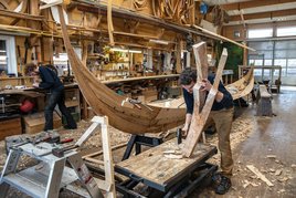 På bådeværftet bygges der klinkbyggede både i alle størrelser. Kig forbi og blive klogere på hvordan man bygger som vikingerne På bådeværftet bygges der klinkbyggede både i alle størrelser. Kig forbi og blive klogere på hvordan man bygger som vikingerne