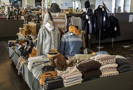 Vikingeskibsmuseets Museumsbutik ligger i Vikingeskibshallen