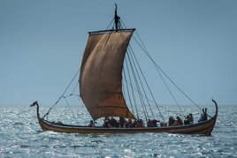 Helge Ask Få en ultimativ sejladsoplevelse på vores dagskurser i vikingeskibssejlads. Vi tilbringer en hel dag med ombord i et af museets genskabte vikingeskibe.