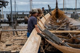 Rekonstruktion af det lille krigsskib, Skuldelev 5, på Vikingeskibsmuseets bådeværft. Copyright: Vikingeskibsmuseet i Roskilde
