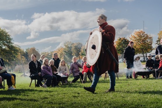 Efterårsferie på Vikingeskibsmuseet, hvor Vikingekrigeren fortæller.  Copyright: Vikingeskibsmuseet i Roskilde Efterårsferie på Vikingeskibsmuseet, hvor Vikingekrigeren fortæller.  Copyright: Vikingeskibsmuseet i Roskilde