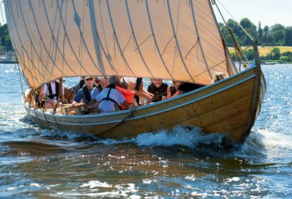 Turistsejlads for sejl på Roskilde Fjord i Vikingeskibsmuseets klinkbyggeder træbåde. Copyright: Vikingeskibsmuseet i Roskilde Turistsejlads for sejl på Roskilde Fjord i Vikingeskibsmuseets klinkbyggeder træbåde. Copyright: Vikingeskibsmuseet i Roskilde