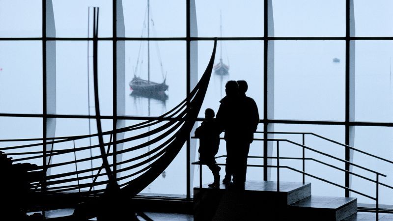 Stig ombord i et vikingeskib og mærk det historiske vingesus Få den information du behøver for at få et godt besøg