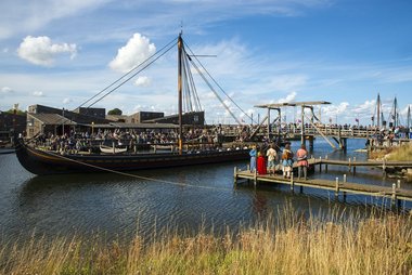 Årets største kærlighedsfest lørdag den 13. september 2025, hvor fem par sagde deres livs vigtigste ’ja’ ombord på verdens største, genskabte vikingeskib, Havhingsten fra Glendalough.  Årets største kærlighedsfest lørdag den 13. september 2025, hvor fem par sagde deres livs vigtigste ’ja’ ombord på verdens største, genskabte vikingeskib, Havhingsten fra Glendalough.