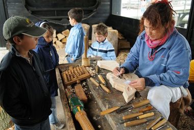 Træskæreren arbejder på bådeværftet på museumsøen. Copyright: Vikingeskibsmuseet i Roskilde Træskæreren arbejder på bådeværftet på museumsøen. Copyright: Vikingeskibsmuseet i Roskilde