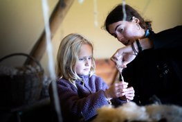 I efterårsferien på Vikingeskibsmuseet spindes der skæbnetråde. Copyright: Vikingeskibsmuseet i Roskilde I efterårsferien på Vikingeskibsmuseet spindes der skæbnetråde. Copyright: Vikingeskibsmuseet i Roskilde