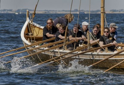 Turistsejlads på Roskilde Fjord i Vikingeskibsmuseets klinkbyggeder træbåde. Copyright: Vikingeskibsmuseet i Roskilde Turistsejlads på Roskilde Fjord i Vikingeskibsmuseets klinkbyggeder træbåde. Copyright: Vikingeskibsmuseet i Roskilde