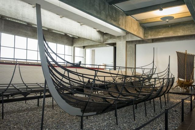 Vikingeskibet Skuldelev 6 i Vikingeskibshallen på Vikingeskibsmuseet i Roskilde. Skuldelev 6-skibet er et mindre last og fiskefartøj fra vikingetiden, år 1040. Copyright: Vikingeskibsmuseet Vikingeskibet Skuldelev 6 i Vikingeskibshallen på Vikingeskibsmuseet i Roskilde. Skuldelev 6-skibet er et mindre last og fiskefartøj fra vikingetiden, år 1040. Copyright: Vikingeskibsmuseet