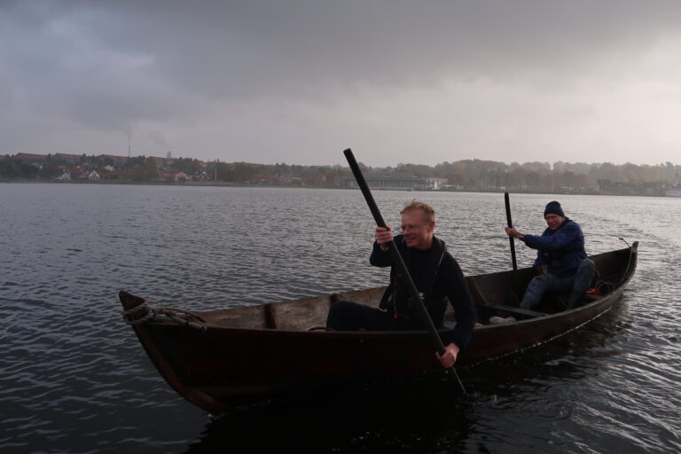 Vikingeskibsmuseets marinarkæolog Morten Ravn på Roskilde Fjord i en af museets klinkbyggede både. Fotograf Sune Krohn