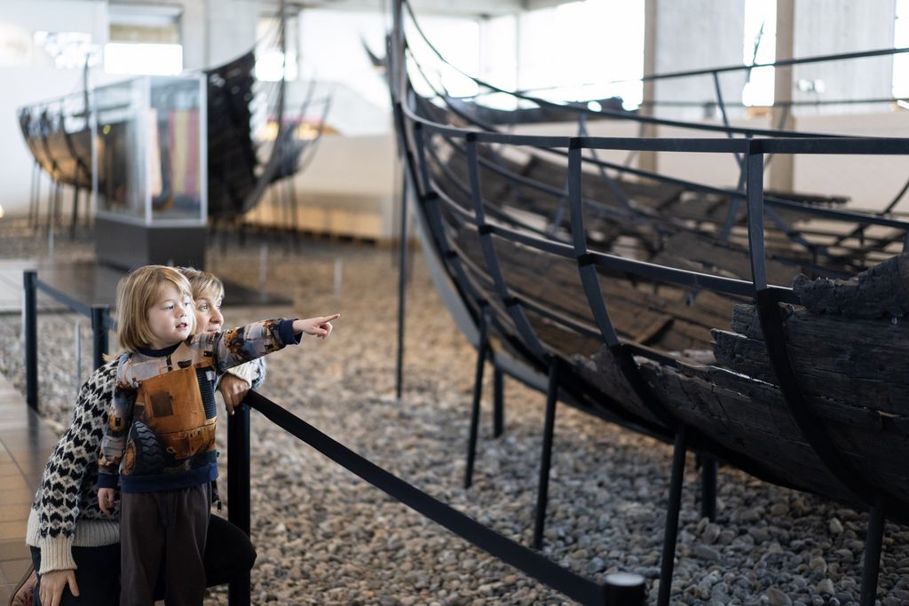 Tag på rundvisning og bliv klogere på de fem originale vikingeskibe på Vikingeskibsmuseet