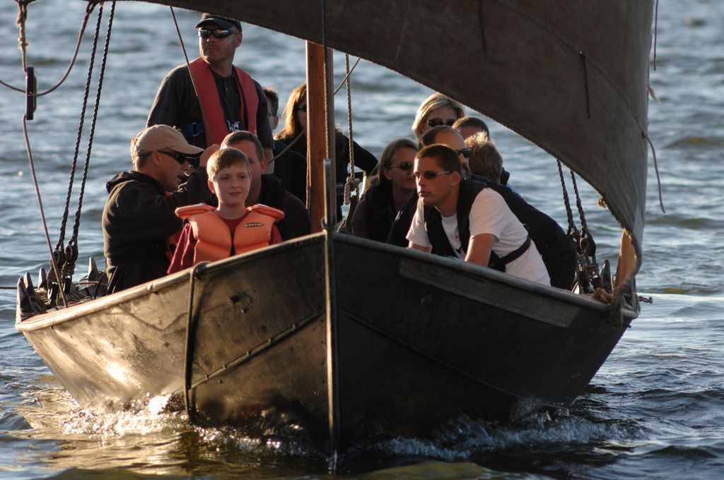 Hver eneste dag kan museets besøgende komme med ud på sejlture på Roskilde Fjord i museets traditionelle nordiske træbåde, som er bygget i sammen tradition, som vikingerne for 1000 år siden.
