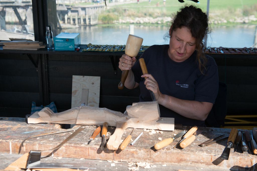Billedskærer Sanne Seipelt fortæller om sine 25 års erfaring på Vikingeskibsmuseet. Copyright: Vikingeskibsmuseet i Roskilde Billedskærer Sanne Seipelt fortæller om sine 25 års erfaring på Vikingeskibsmuseet. Copyright: Vikingeskibsmuseet i Roskilde