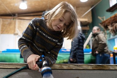 I skyller forsigtigt små genstande fri fra sandet og finder spor, der kan datere skibet. Foto Jacob N. Andreassen I skyller forsigtigt små genstande fri fra sandet og finder spor, der kan datere skibet. Foto Jacob N. Andreassen