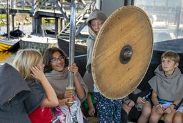Tag klassen med på en lærerig dag på Vikingeskibsmuseet, hvor de kan danne tætte relationer og få større indsigt i vikingetiden