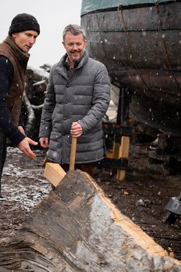 Kong Frederik 10. besøger Vikingeskibsmuseet. Copyright: Kongehuset. Fotograf; Frederik Linde Nellemann. 