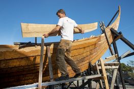 Bådebyggerne er i fuld gang med byggeriet af den nyeste rekonstruktion af Skuldelev 5. Billedet er dog fra et af museets mange tidligere byggeprojekter