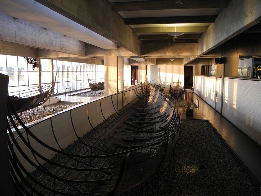 Besøg vikingeskibsmuseet for at se de fem 1000 år gamle vikingeskibe stå med Fjorden som deres bagtæppe. Copyright: Vikingeskibsmuseet i Roskilde Besøg vikingeskibsmuseet for at se de fem 1000 år gamle vikingeskibe stå med Fjorden som deres bagtæppe. Copyright: Vikingeskibsmuseet i Roskilde