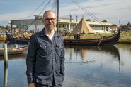 Historiker Jeppe Bjørn starter som ny publikumschef på Vikingeskibsmuseet i Roskilde. Copyright: Vikingeskibsmuseet i Roskilde