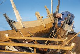 Bådebyggerne er i fuld gang med byggeriet af den nyeste rekonstruktion af Skuldelev 5. Billedet er dog fra et af museets mange tidligere byggeprojekter