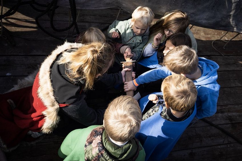 Ekstra familierundvisninger i skoleferierne, hvor børnene må have alle sanser i brug
