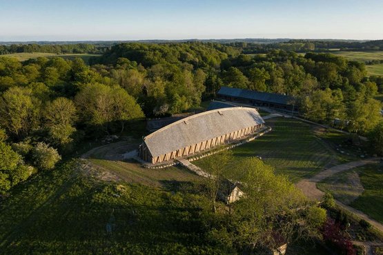 Kongehallen i Sagnlandet Lejre. Foto: Ole Malling.  Foredrag 14. november 2024 på Vikingeskibsmuseet med Sagnlandet Lejres direktør og arkæolog Lars Holten: Kosmologi, kongemagt og kongelige haller.  