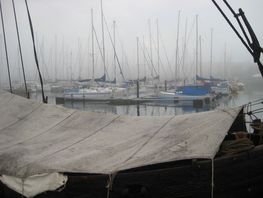 Havgusen lægger sin kolde hånd på havnen i Ystad¨.
