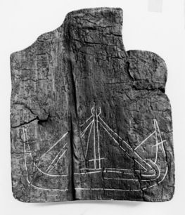 Et indridset skib på en træplanke. Måske et såkaldt "blueprint" til et nyt skib. Foto: National Museum of Ireland