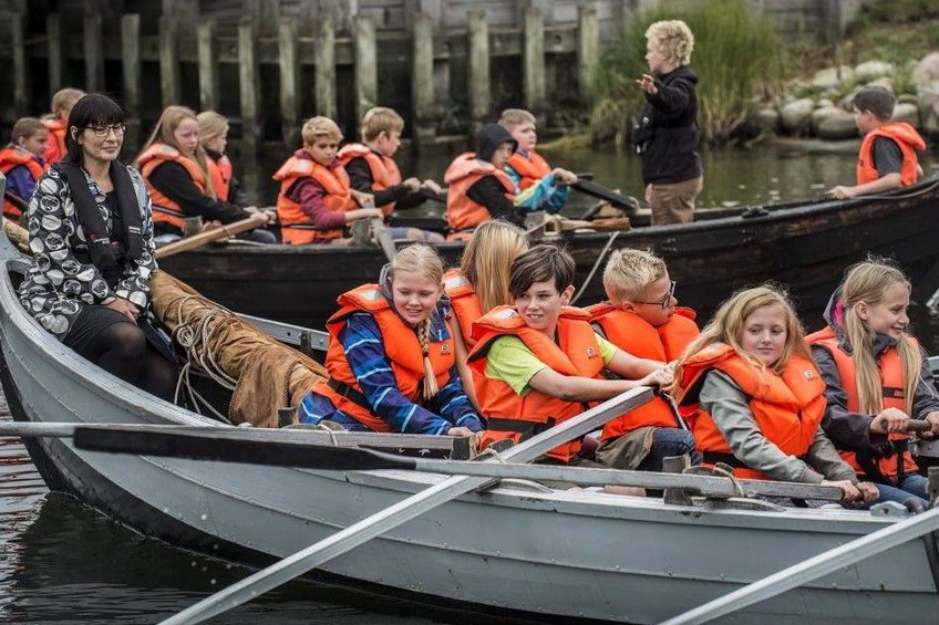 Sejl ud med klassen. Skoletjenesten tilbyder undervisning på Roskilde Fjord. Sejl ud med klassen. Skoletjenesten tilbyder undervisning på Roskilde Fjord.