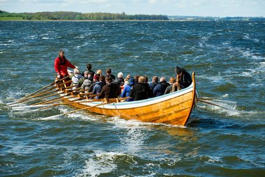 Kurset ‘Den klinkbyggede åbne båd’ er for dig, der arbejder med friluftsliv, kulturarv eller undervisning i maritime miljøer, og som vil styrke dine kompetencer i praksisnær kystformidling. Kurset ‘Den klinkbyggede åbne båd’ er for dig, der arbejder med friluftsliv, kulturarv eller undervisning i maritime miljøer, og som vil styrke dine kompetencer i praksisnær kystformidling.