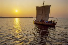Tag klassen med på Vikingeskibsmuseet til et forløb om skibene og deres betydning for vikingetidens samfund
