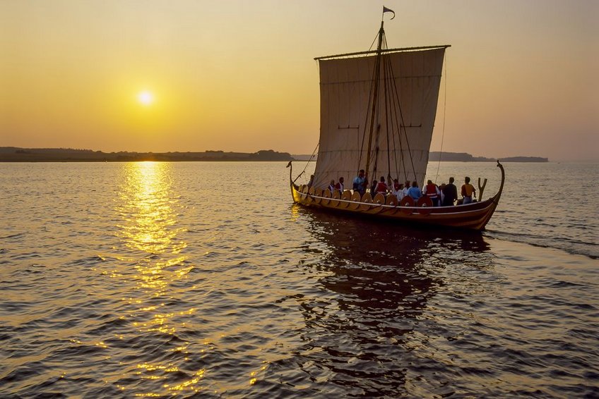 Sejl ud på Roskilde fjord i en rekonstruktion af et vikingeskib. Sejl ud på Roskilde fjord i en rekonstruktion af et vikingeskib.