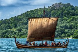 Vikingeskibet Helge Ask drager på sommertogt i det danske land. Helge Ask besøger i år Smålandsfarvandet