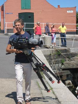 TV2 Bornholm fægter rundt med et kamera. 