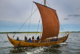 Besøg sejlmageren på Vikingeskibsmuseet og prøv kræfter med sejlmagerkunsten i workshoppen, hvor du kan lave din egen rustikke, vikingetaske
